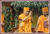 Swamishri bids 'Jay Swaminarayan' to all balaks and balikas before leaving the assembly