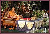 Balaks sing kirtans while Swamishri performs pooja 	