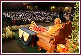 Balaks and balikas have Swamishri's darshan during his pooja