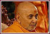 Swamishri smiles and laughs while playing the game 