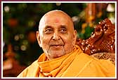 Swamishri blesses the morning assembly 