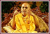 Swamishri blesses the morning assembly 