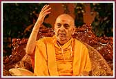 Swamishri blesses the morning assembly 