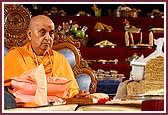 morning ,Swamishri performs mala during his morning pooja
