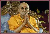 morning ,Swamishri humbly folds his hands and bows to the balaks at the end of his morning pooja