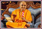 morning ,Swamishri moderates the game 