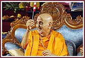 morning ,Swamishri moderates the game 