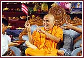 morning ,Swamishri moderates the game 