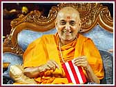morning ,Swamishri moderates the game 