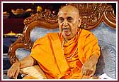 morning ,Swamishri blesses the morning session assembly 