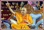 morning ,Swamishri blesses the morning session assembly 