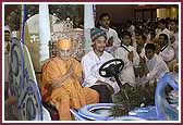 Evening ,Swamishri enters the Rath Yatra assembly 