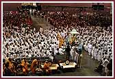Evening ,Balaks greet Swamishri as he makes his way to the stage