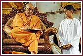 Evening ,Swamishri gives guidance to balaks and balikas in the form of a letter