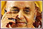 Evening ,Swamishri has live conversations with balaks on the phone as part of the evening program 