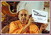 Evening ,Swamishri participates in a game to please balaks and balikas 
