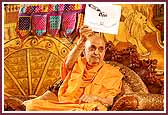 Evening ,Swamishri participates in a game to please balaks and balikas 