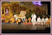 Evening ,Balaks and saints play the game in Swamishri's presence 