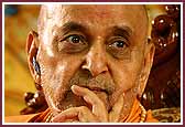 Evening ,Swamishri in a cheerful mood during the evening assembly 
