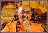 Evening ,Swamishri in a cheerful mood during the evening assembly 