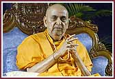 Evening,Swamishri blesses the balaks and balikas 