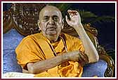 Evening,Swamishri blesses the balaks and balikas 