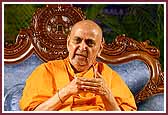 Evening,Swamishri blesses the balaks and balikas 