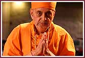 Evening,Swamishri bids Jay Swaminarayan to all before leaving the assembly 