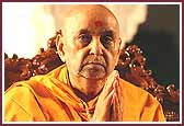 Morning,	Swamishri humbly bids Jay Swaminarayan to delegates at the end of his pooja