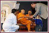 Morning,Swamishri is greeted by Dean Preuren, Orange County Convention Center Event Coordinator 
