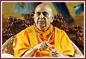 Morning,Swamishri blesses the morning assembly 
