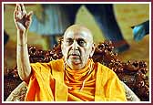 Morning,Swamishri blesses the morning assembly 