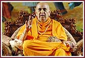Morning,Swamishri blesses the morning assembly 