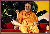 Evening ,Swamishri blesses the assembly 