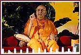 Evening ,Swamishri blesses the assembly 