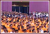 Morning,Kishores and kishores engage in darshan of Swamishri's morning pooja