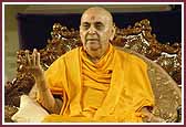 Morning,Swamishri blesses the assembly