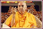 Morning,Swamishri blesses the assembly