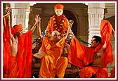 Evening ,Swamishri triumphantly raises his hands in reminiscence of Shastriji Maharaj 