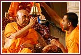 Evening ,Swamishri rings a bell symbolizing the growth of BAPS 