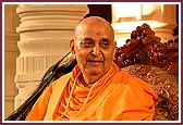 Evening ,Swamishri blesses the assembly 