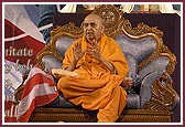 Swamishri blesses the assembly