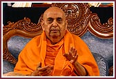 Swamishri blesses the assembly
