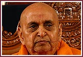 Swamishri blesses the assembly