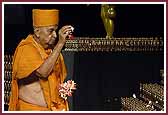 Swamishri sanctifies the 