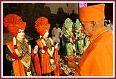 Swamishri performs the murti-pratishtha ritual of pujan of the murtis. 
