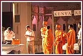 Kishores perform a drama about Swamishri�s qualities 	
