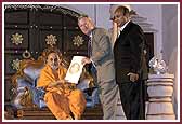Swamishri receives a proclamation from Hon. Buddy Dyer, Mayor of Orlando 