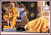 Swamishri is presented with a garland from Pujya Doctor Swami 