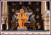 Swamishri seated in the Guru Purnima assembly 	